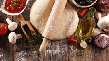 Yağlı, domatesli, zeytinli ve mantarlı çiğ pizza.