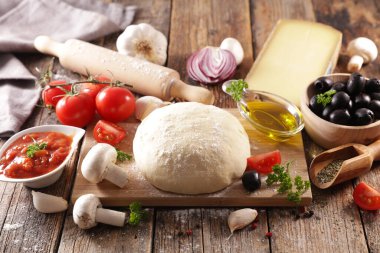 Yağlı, domatesli, zeytinli ve mantarlı çiğ pizza.