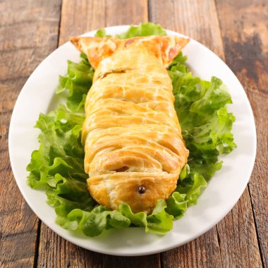 Balık pişmiş hamur ceket ve salata ile