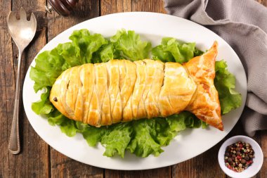 Balık pişmiş hamur ceket ve salata ile