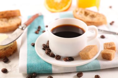 Kahve fincanı ve esmer şeker