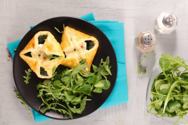 ıspanaklı ve salatalı puf böreği