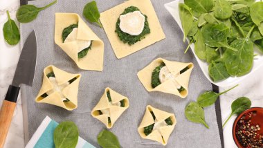 ıspanaklı ve salatalı puf böreği