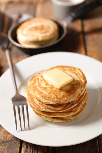 Pancake Disajikan Atas Meja Dengan Mentega Dan Teh — Stok Foto