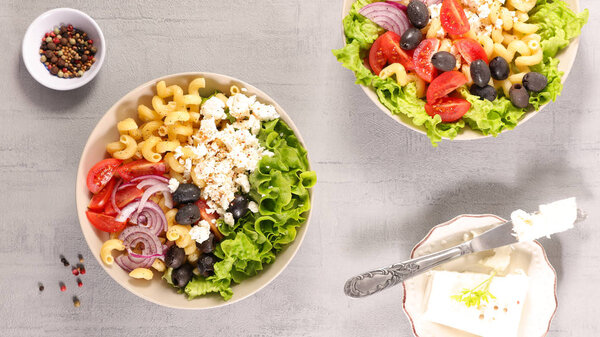 салат из макарон с сыром, помидорами и оливками
