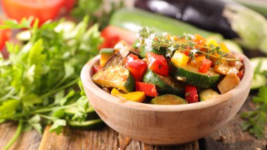 Bir kase ızgara sebze ve kekik kabak, patlıcan ve dolma biber.