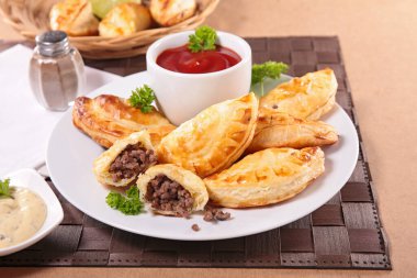 kıyma ve domates soslu empenada.