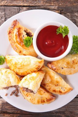 kıyma ve domates soslu empenada.