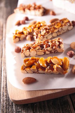 Ev yapımı fındıklı granola bar.