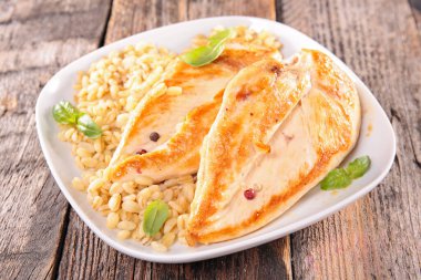 Izgara tavuk filetosu ve arpa taneciği.