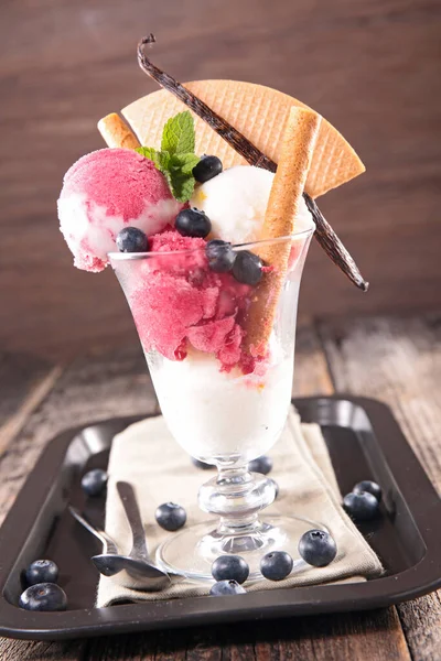 一碗冰淇淋 蓝莓和饼干 — 图库照片