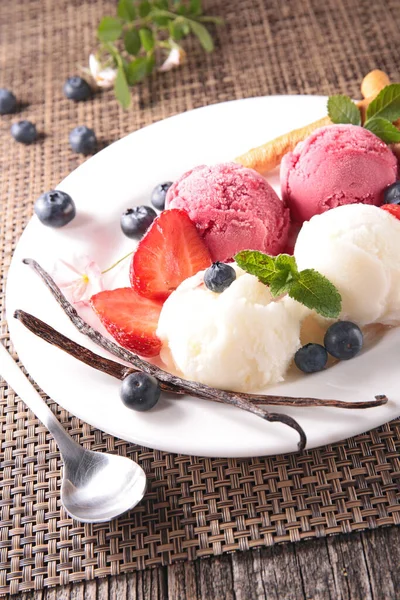 아이스크림 바닐라 접시에 아이스크림 — 스톡 사진