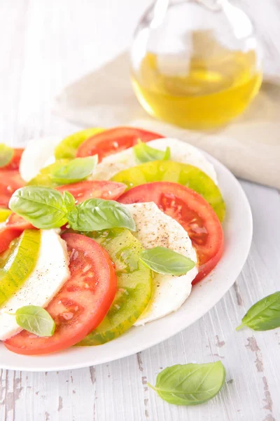 トマトサラダにモッツァレラ バジル オリーブオイル — ストック写真