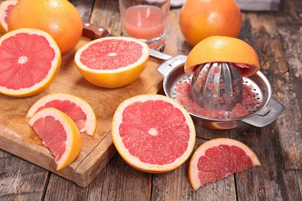 Roze Grapefruitsap Houtondergrond — Stockfoto