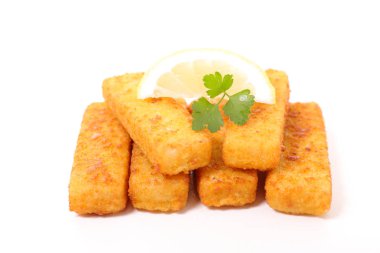 Beyaz arka planda tahrip edilmiş balık çubuğu ve limon