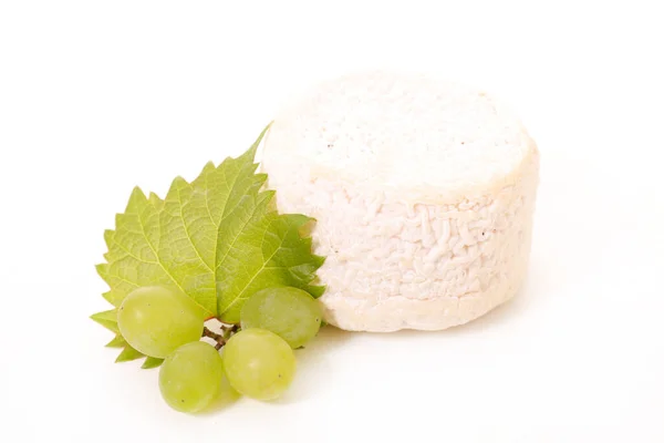 Fromage Chèvre Raisin Vert Isolé Sur Fond Blanc — Photo