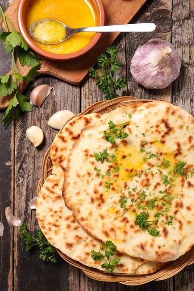 Naan Kenyér Vajjal Petrezselyemmel — Stock Fotó