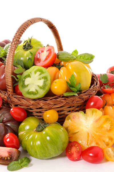 Variedade Tomates Cesta Vime Manjericão — Fotografia de Stock
