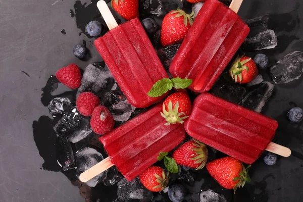 Rote Eis Popscheiben Erdbeersorbet — Stockfoto