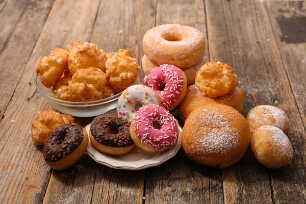 Surtido Pastelería Donut Hojaldre Sobre Fondo Madera —  Fotos de Stock