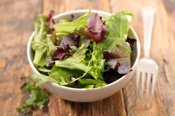 Skål Med Sallad Trä Bakgrund — Stockfoto