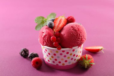 Meyveli dondurma kasede.