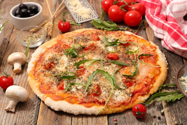 Pizza Met Tomatensaus Champignons Kaas — Stockfoto