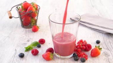 Meyve suyu, meyve suyu Bardakta yumuşatılıyor