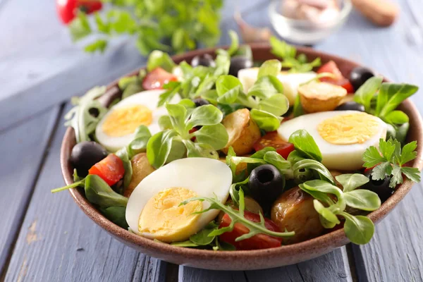 Salada Legumes Com Ovo Batata Tomate Azeitona — Fotografia de Stock