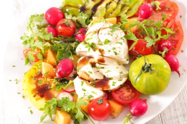 Mozzarella ve soslu domates salatası.