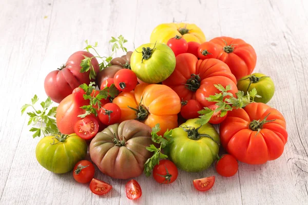 Verschiedene Bunte Tomaten Und Kräuter — Stockfoto