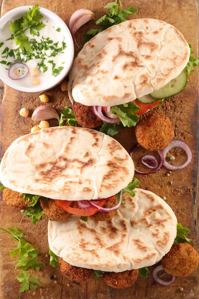 Sanduíche Pita Pão Cheio Falafel Legumes Molho Tábua Madeira — Fotografia de Stock