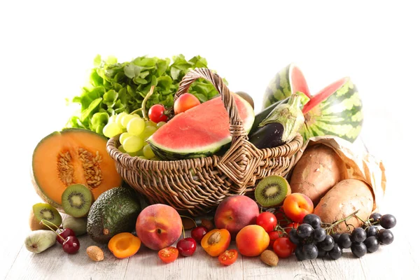 Καλοκαιρινή Ποικιλία Από Φρούτα Και Λαχανικά Σύνθεση Ψάθινο Καλάθι — Φωτογραφία Αρχείου
