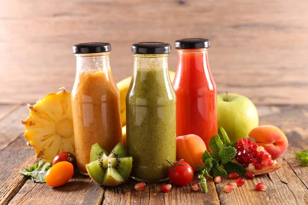 Jus Buah Dalam Botol Smoothie Sehat — Stok Foto