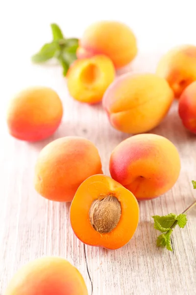 Caise Proaspete Frunze Fructe Vară — Fotografie, imagine de stoc
