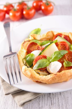 kiş - domates, kabak, mozzarella ve fesleğen