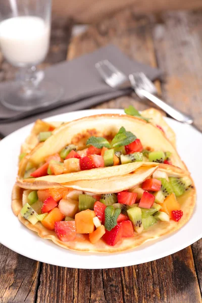 Panqueca Com Frutas Morango Maçã Kiwi — Fotografia de Stock