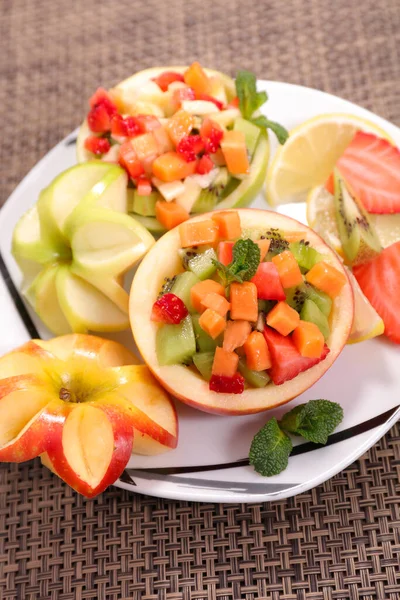 Macedonia Frutta Mela Con Frutti Bosco Kiwi Melone — Foto Stock