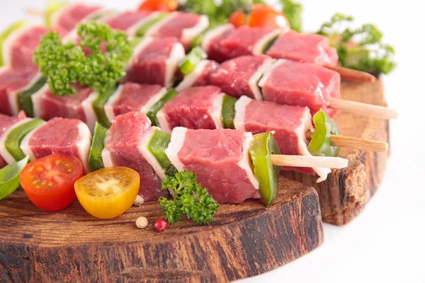 Carne Crua Para Espeto Churrasco Pimentão Tomate Tábua Madeira — Fotografia de Stock