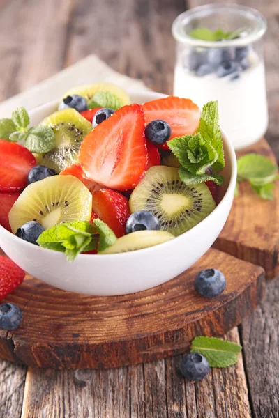 Gemengde Fruitsalade Met Aardbei Bosbes Kiwi — Stockfoto