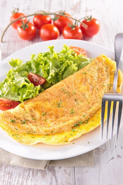 Omeleta Salát Talíři — Stock fotografie