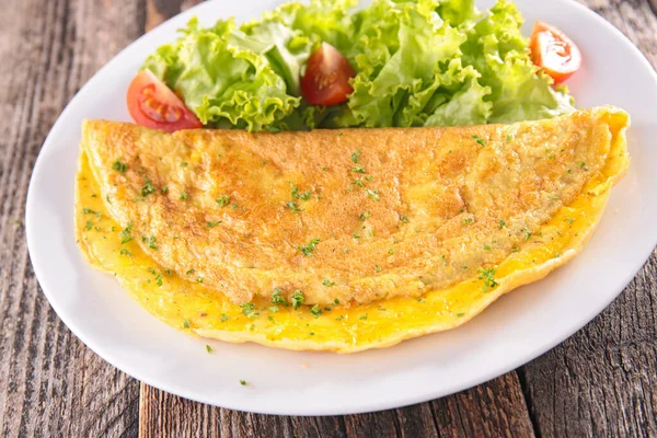 Omlet Salata Tabakta — Stok fotoğraf