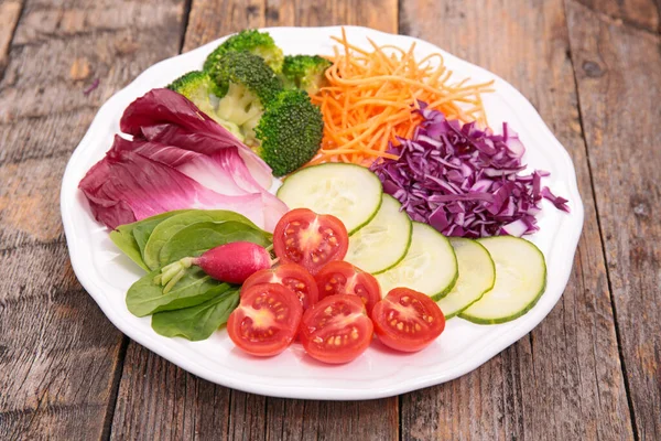 Gemüsesalat Mit Gurken Tomaten Brokkoli Karotten Und Kohl — Stockfoto