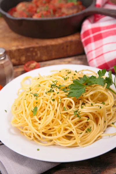 Espaguetis Con Hierbas Albóndigas Res Salsa Tomate — Foto de Stock