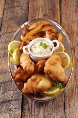 geleneksel balık ve cips tartar sos ile