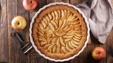 Ahşap arka planda ev yapımı elmalı turta