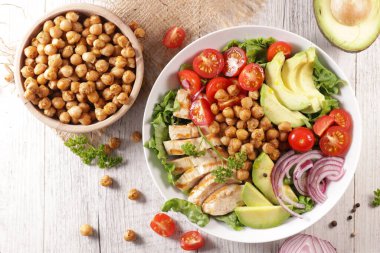 Buda kasesi - sebze salatası ve tavuk filetosu - sağlıklı yiyecek