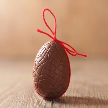 Tahta arka planda çikolata paskalya yumurtası