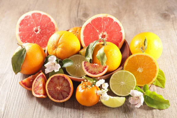 Citrusfruktssortiment Grapefrukt Apelsin Citron Och Blad — Stockfoto