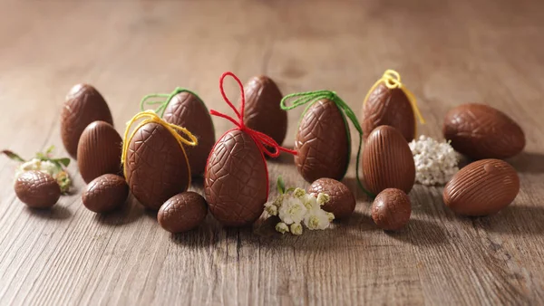 Шоколадное Пасхальное Яйцо Лук Деревянном Фоне — стоковое фото